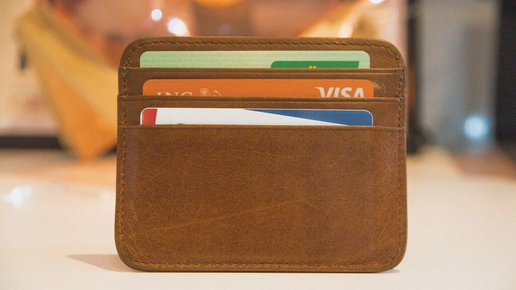 Quels sont les services liés à une carte bancaire ? – Aide BTS Assurance