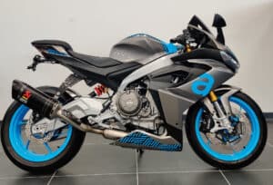 L'Aprilia RS 660 attire de nombreux regards avec son design affûté et ses performances impressionnantes pour une sportive de moyenne cylindrée.