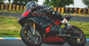 découvrez l'univers fascinant des motos : des modèles emblématiques aux dernières innovations, explorez tout ce que la culture motocycliste a à offrir. profitez de conseils d'achat, d'entretiens et de l'actualité des motos pour les passionnés et les amateurs.