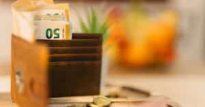découvrez tout ce qu'il faut savoir sur les retraits bancaires : procédures, frais potentiels et conseils pour gérer vos transactions en toute sécurité.