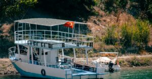 protégez votre bateau avec une assurance adaptée à vos besoins. obtenez des conseils sur les différentes options d'assurance bateau pour naviguer en toute sérénité.