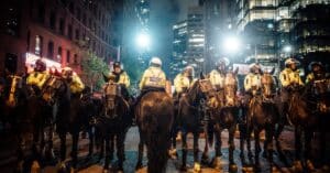 découvrez comment les mouvements de protestation façonnent notre société, expriment des revendications et inspirent le changement. explorez les différentes formes de protestation et leur impact sur l'histoire contemporaine.