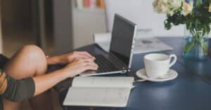 découvrez les avantages du télétravail : flexibilité, gain de temps et équilibre entre vie professionnelle et personnelle. apprenez comment optimiser votre expérience de télétravail pour une productivité accrue et un meilleur bien-être.