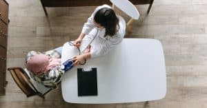 découvrez tout ce qu'il faut savoir sur le congé maladie : définition, démarches à suivre, droits des salariés et indemnisation en cas d'arrêt de travail pour raison médicale.