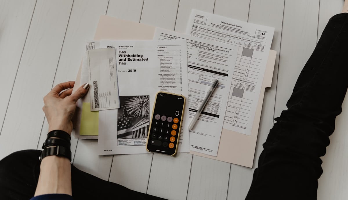 Contrat d'assurance auto et stylo - vérification CRM