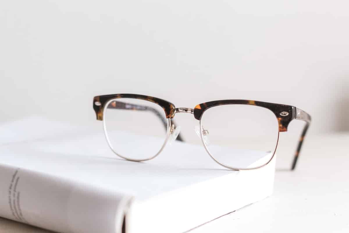 Paire de lunettes posée sur une ordonnance optique