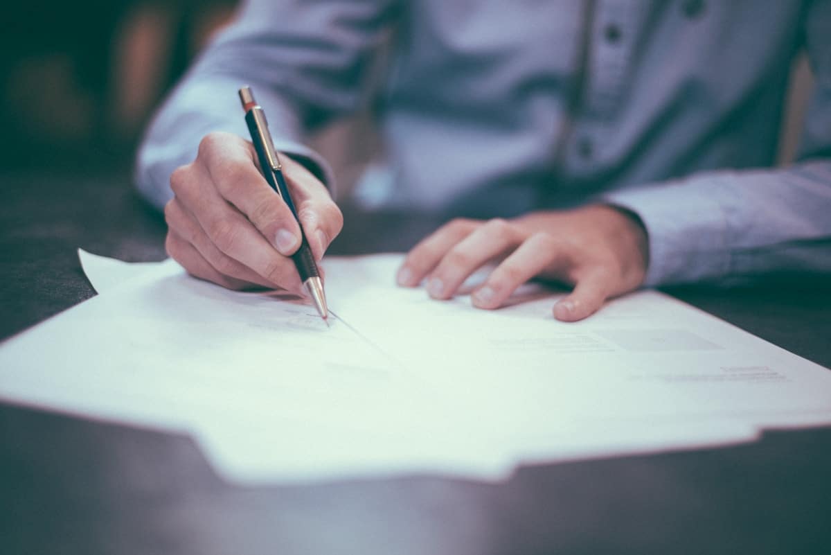 Déclaration de sinistre assurance avec stylo et documents