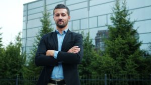 Conseiller en assurance 2026 : rôle, formation, salaire et comment le choisir