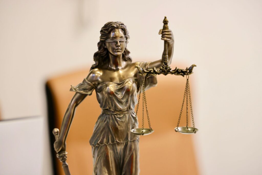 Victime d'une infraction : qui indemnise, entre la CIVI, le SARVI et le FGTI