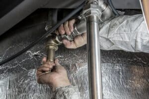 Canalisation bouchée, refoulement d'égout : qui paie le débouchage et les dégâts